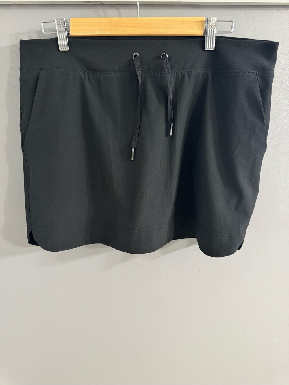 GAIAM Black Drawstring Mini Skort L